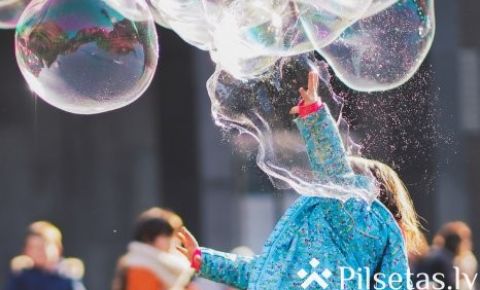 Bērnu dienā Ventspils ielās skatuve uz riteņiem un daudz burbuļu